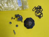 de nombreux objets en métal posés sur une table jaune