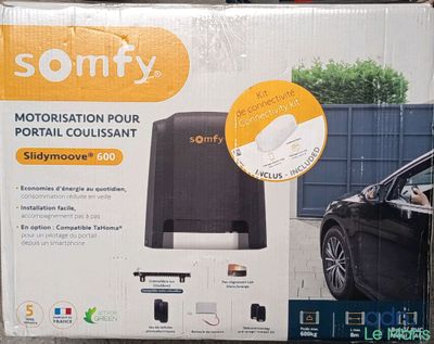 une boîte sur laquelle est représentée une voiture