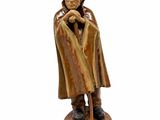figurine représentant un vieil homme assis sur un tabouret, la main posée sur le menton