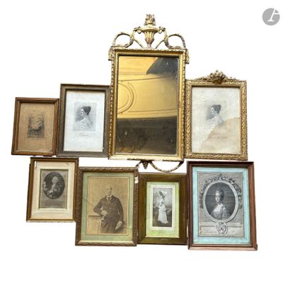 beaucoup de photos encadrées sur le mur de cette pièce