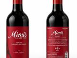 deux bouteilles de vin avec une étiquette rouge