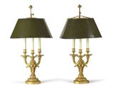 paire de lampes de table anciennes en laiton avec des abat-jours verts
