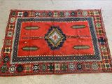 un tapis rouge au sol, orné d'un motif