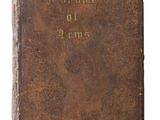 un vieux livre écrit posé sur une surface blanche