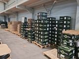de nombreuses caisses de bière sur des palettes dans un entrepôt