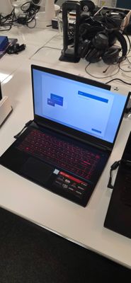deux ordinateurs portables posés sur une table blanche