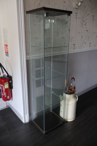 Vitrine quatre faces moderne + porte parapluie