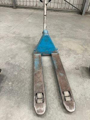 un chariot élévateur qui est garé dans le garage