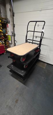 une photo d'un chariot dans un garage, sur lequel se trouve une table