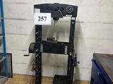 une machine placée au milieu d'une pièce