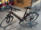 un vélo garé dans un magasin