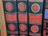 plusieurs livres sont empilés sur une table