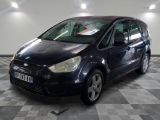 la photo d'une petite voiture bleue garée dans un garage