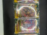 trois paquets de cartes à collectionner Pokémon sont empilés les uns sur les autres