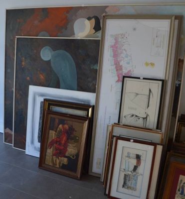 une pièce dont les murs sont ornés de nombreuses œuvres d'art encadrées