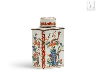 un bidon blanc orné d'un motif représentant un oiseau et des fleurs