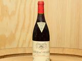 une bouteille de vin posée sur un tonneau