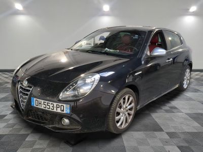 la photo d'une voiture noire garée dans un garage