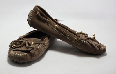 LOUIS VUITTON, mocassin en daim taupe, taille 36
