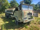 un vieux camion qui est garé dans l'herbe