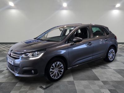la voiture grise est garée dans le garage sur un sol en damier