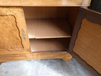 Buffet à hauteur d'appui en noyer, ouvrant à deux portes et … (photo 6)