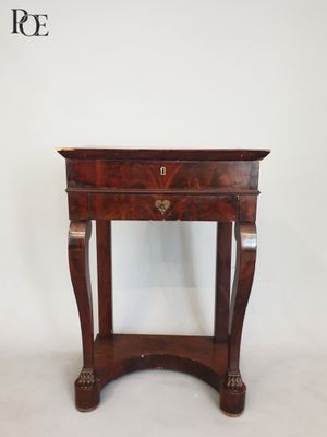 Table travailleuse en placage d'acajou, le plateau rectangul…