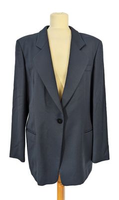 une photo d'une veste bleue sur un mannequin