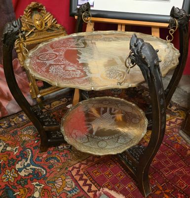 une table sur laquelle sont posés deux plateaux, dans une pièce