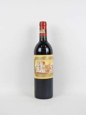 une bouteille de vin rouge posée sur une table blanche