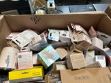 un carton rempli de matériel électronique et d'autres objets