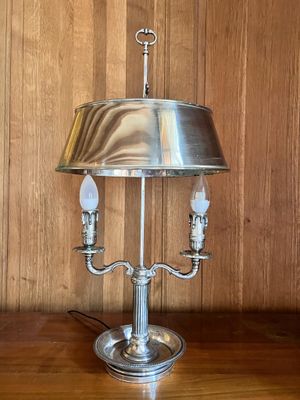 une lampe posée sur une table dans une pièce