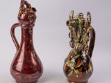 trois vases de couleurs différentes posés les uns à côté des autres sur une surface blanche