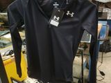 un sweat à capuche noir sur un mannequin dans un magasin