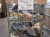 une cage métallique remplie d'une multitude de chaussures dans un entrepôt