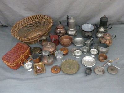 de nombreux objets en argent et en cuivre posés sur une table