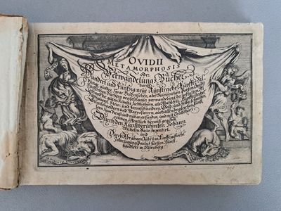 un vieux livre avec l'image d'un homme et d'une femme