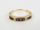un gros plan d'une bague en or sertie de pierres violettes