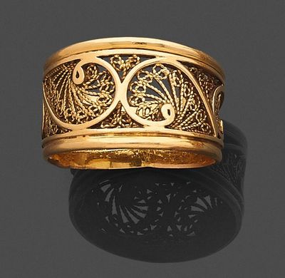 une bague en or 18 carats ornée d'un motif de poisson