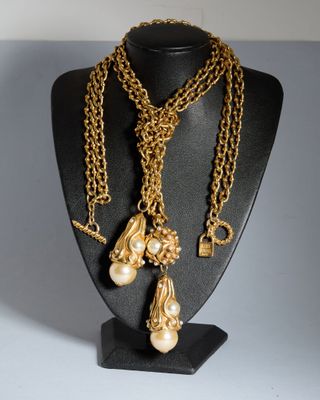 un gros plan d'un collier sur un mannequin, avec une chaîne