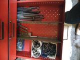 une armoire rouge sur laquelle sont posés des outils, dans un garage