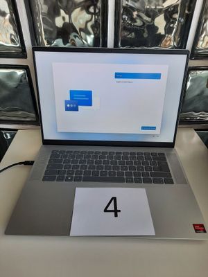 un ordinateur portable posé sur un bureau, avec un chiffre affiché à l'écran