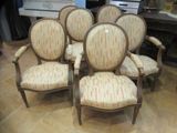 six chaises posées à même le sol dans une pièce