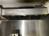 une plaque de cuisson en acier inoxydable dans une cuisine professionnelle