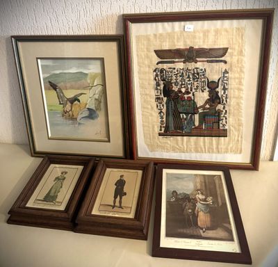 trois photos encadrées représentant des personnes et un oiseau, posées sur une table
