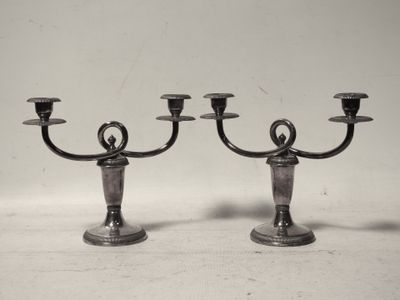 paire de chandeliers plaqués argent, avec des bras et des pieds