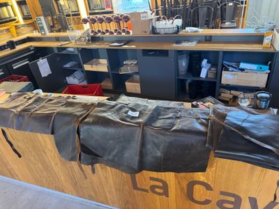 un grand sac posé sur le comptoir d'un magasin
