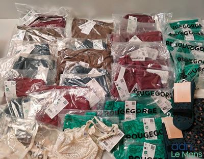 de nombreux modèles de sous-vêtements exposés dans une vitrine
