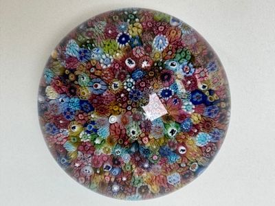 une plaque de verre sur laquelle sont représentées de nombreuses fleurs