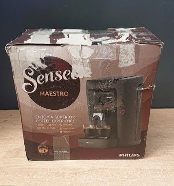La boîte d'un mixeur est posée sur une table